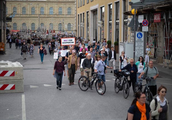 Hunderte Impfverweigerer demonstrieren in München Hunderte Corona Leugner*innen, christliche Fundamentalist*innen, Impfverweigerer, Verschwörungsideolog*innen versammelten sich am 8.6.2022 in München, um mit München steht auf zu demonstrieren. -- Hundreds of covid deniers, christian fundamentalists, Anti-Vaxxers, conspiracy ideologists and anti measures activists gathered on June 8, 2022 in Munich, Germany to protest. München Bayern Deutschland Copyright: xLorenzoxFilippuccix
