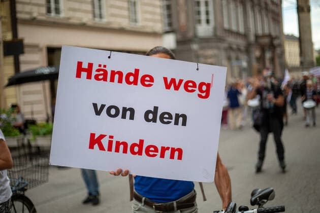 Hunderte Impfverweigerer demonstrieren in München Hunderte Corona Leugner*innen, christliche Fundamentalist*innen, Impfverweigerer, Verschwörungsideolog*innen versammelten sich am 8.6.2022 in München, um mit München steht auf zu demonstrieren. -- Hundreds of covid deniers, christian fundamentalists, Anti-Vaxxers, conspiracy ideologists and anti measures activists gathered on June 8, 2022 in Munich, Germany to protest. München Bayern Deutschland Copyright: xLorenzoxFilippuccix