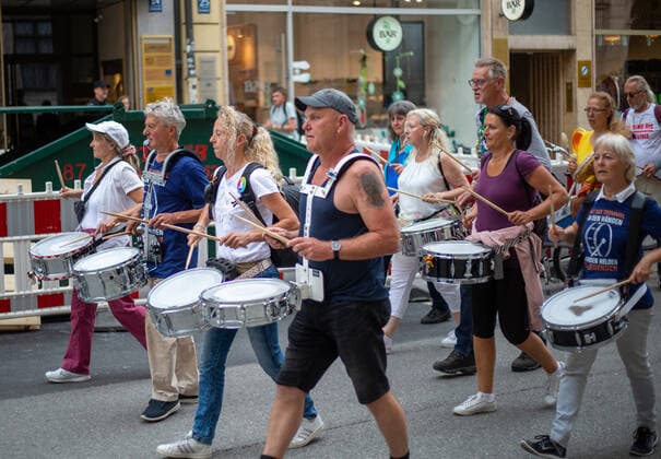 Hunderte Impfverweigerer demonstrieren in München Hunderte Corona Leugner*innen, christliche Fundamentalist*innen, Impfverweigerer, Verschwörungsideolog*innen versammelten sich am 8.6.2022 in München, um mit München steht auf zu demonstrieren. -- Hundreds of covid deniers, christian fundamentalists, Anti-Vaxxers, conspiracy ideologists and anti measures activists gathered on June 8, 2022 in Munich, Germany to protest. München Bayern Deutschland Copyright: xLorenzoxFilippuccix