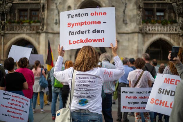 Hunderte Impfverweigerer demonstrieren in München Hunderte Corona Leugner*innen, christliche Fundamentalist*innen, Impfverweigerer, Verschwörungsideolog*innen versammelten sich am 8.6.2022 in München, um mit München steht auf zu demonstrieren. -- Hundreds of covid deniers, christian fundamentalists, Anti-Vaxxers, conspiracy ideologists and anti measures activists gathered on June 8, 2022 in Munich, Germany to protest. München Bayern Deutschland Copyright: xLorenzoxFilippuccix
