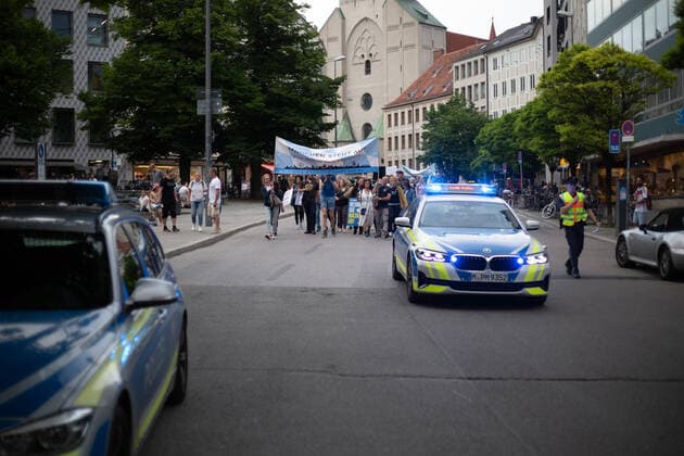 Hunderte Impfverweigerer demonstrieren in München Hunderte Corona Leugner*innen, christliche Fundamentalist*innen, Impfverweigerer, Verschwörungsideolog*innen versammelten sich am 8.6.2022 in München, um mit München steht auf zu demonstrieren. -- Hundreds of covid deniers, christian fundamentalists, Anti-Vaxxers, conspiracy ideologists and anti measures activists gathered on June 8, 2022 in Munich, Germany to protest. München Bayern Deutschland Copyright: xLorenzoxFilippuccix