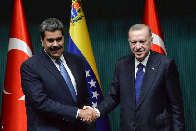 News Bilder des Tages (220608) -- ANKARA, June 8, 2022 -- Turkish President Recep Tayyip Erdogan (R) shakes hands with Venezuelan President Nicolas Maduro at a joint press conference in Ankara, Turkey, on June 8, 2022. Turkish President Recep Tayyip Erdogan and his visiting Venezuelan counterpart Nicolas Maduro on Wednesday pledged to enhance cooperation between the two countries. (Photo by Xinhua) TURKEY-ANKARA-PRESIDENT-VENEZUELA-PRESIDENT-MEETING MustafaxKaya 