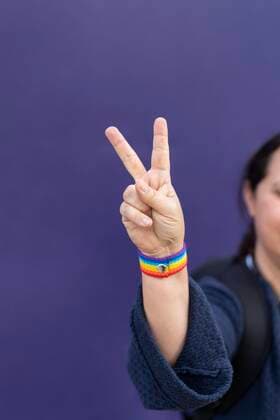 Creative Highlights Symbolbilder Detail von Arm und Hand einer Frau, die ein schwules Armband auf lila Hintergrund trägt *** Detail from Arm and Hand a Woman, the a Gay Bracelet at purple Background carries Copyright: imageBROKER/MarianoxGaspar ibxmog08318588.jpg ,model released, Symbolfoto ,property released