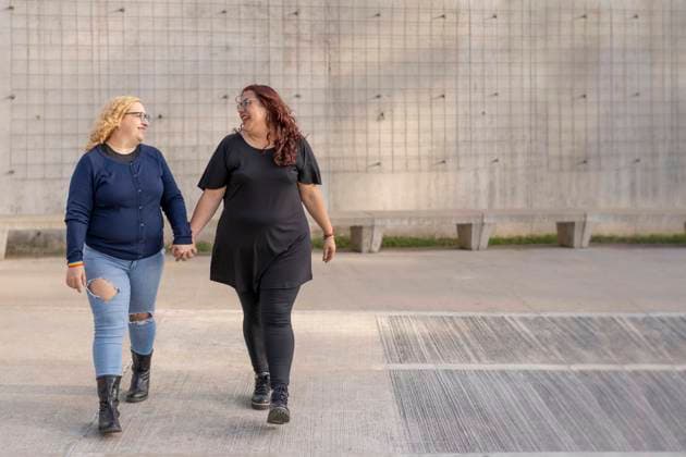  Creative Highlights Symbolbilder Latin lesbischen Paar Blick auf einander mit Zuneigung zu Fuß Hand in Hand auf der Straße *** Latin lesbian pair View at each other with Affection to Foot Hand in Hand at the Street Copyright: imageBROKER/MarianoxGaspar ibxmog08318646.jpg ,model released, Symbolfoto ,property released