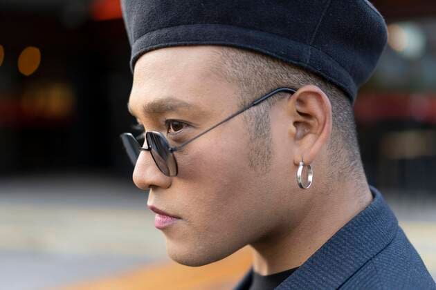Creative Highlights Symbolbilder Closeup Porträt der lateinischen Homosexuell Mann mit Make-up trägt Mode Hut *** closeup Portrait the Latin Homosexual Man with Make up carries Fashion Hat Copyright: imageBROKER/MarianoxGaspar ibxmog08318661.jpg ,model released, Symbolfoto ,property released