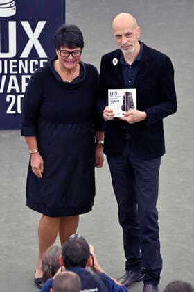 Sabine Verheyen und Sebastian Meise mit dem Preis für den 3. Platz für dem Film Große Freiheit bei der Verleihung des Lux Publikumspreises 2022 im Plenarsaal des Europäischen Parlaments. Straßburg, 08.06.2022