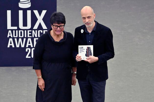 Sabine Verheyen und Sebastian Meise mit dem Preis für den 3. Platz für dem Film Große Freiheit bei der Verleihung des Lux Publikumspreises 2022 im Plenarsaal des Europäischen Parlaments. Straßburg, 08.06.2022