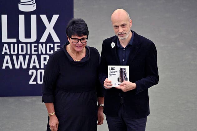 Sabine Verheyen und Sebastian Meise mit dem Preis für den 3. Platz für dem Film Große Freiheit bei der Verleihung des Lux Publikumspreises 2022 im Plenarsaal des Europäischen Parlaments. Straßburg, 08.06.2022