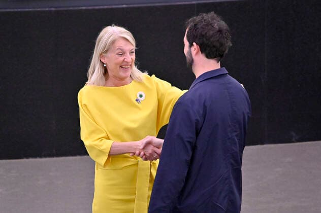 Evelyn Regner und Jonas Poher Rasmussen mit dem Preis für den 2. Platz für den Film Flee bei der Verleihung des Lux Publikumspreises 2022 im Plenarsaal des Europäischen Parlaments. Straßburg, 08.06.2022
