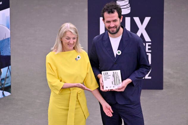 Evelyn Regner und Jonas Poher Rasmussen mit dem Preis für den 2. Platz für den Film Flee bei der Verleihung des Lux Publikumspreises 2022 im Plenarsaal des Europäischen Parlaments. Straßburg, 08.06.2022
