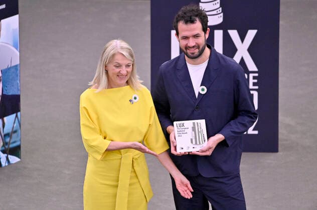 Evelyn Regner und Jonas Poher Rasmussen mit dem Preis für den 2. Platz für den Film Flee bei der Verleihung des Lux Publikumspreises 2022 im Plenarsaal des Europäischen Parlaments. Straßburg, 08.06.2022