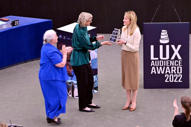 Munira Subasic, Jasmila Zbanic und Roberta Metsola mit dem Preis für den besten Film Quo Vadis, Aida? bei der Verleihung des Lux Publikumspreises 2022 im Plenarsaal des Europäischen Parlaments. Straßburg, 08.06.2022