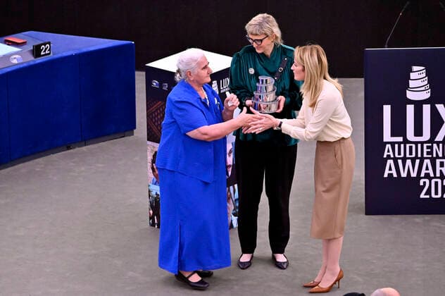 Munira Subasic, Jasmila Zbanic und Roberta Metsola mit dem Preis für den besten Film Quo Vadis, Aida? bei der Verleihung des Lux Publikumspreises 2022 im Plenarsaal des Europäischen Parlaments. Straßburg, 08.06.2022