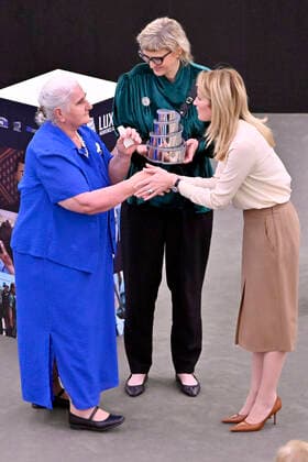 Munira Subasic, Jasmila Zbanic und Roberta Metsola mit dem Preis für den besten Film Quo Vadis, Aida? bei der Verleihung des Lux Publikumspreises 2022 im Plenarsaal des Europäischen Parlaments. Straßburg, 08.06.2022