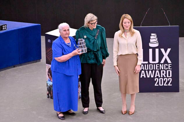 Munira Subasic, Jasmila Zbanic und Roberta Metsola mit dem Preis für den besten Film Quo Vadis, Aida? bei der Verleihung des Lux Publikumspreises 2022 im Plenarsaal des Europäischen Parlaments. Straßburg, 08.06.2022