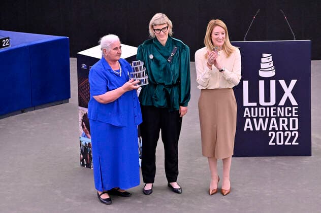 Munira Subasic, Jasmila Zbanic und Roberta Metsola mit dem Preis für den besten Film Quo Vadis, Aida? bei der Verleihung des Lux Publikumspreises 2022 im Plenarsaal des Europäischen Parlaments. Straßburg, 08.06.2022