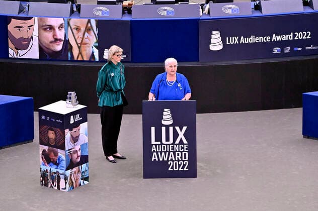 Jasmila Zbanic und Munira Subasic mit dem Preis für den besten Film Quo Vadis, Aida? bei der Verleihung des Lux Publikumspreises 2022 im Plenarsaal des Europäischen Parlaments. Straßburg, 08.06.2022