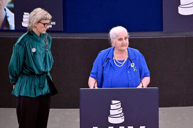 Jasmila Zbanic und Munira Subasic mit dem Preis für den besten Film Quo Vadis, Aida? bei der Verleihung des Lux Publikumspreises 2022 im Plenarsaal des Europäischen Parlaments. Straßburg, 08.06.2022