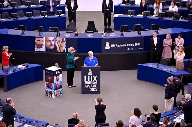 Jasmila Zbanic und Munira Subasic mit dem Preis für den besten Film Quo Vadis, Aida? bei der Verleihung des Lux Publikumspreises 2022 im Plenarsaal des Europäischen Parlaments. Straßburg, 08.06.2022