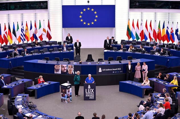 Jasmila Zbanic und Munira Subasic mit dem Preis für den besten Film Quo Vadis, Aida? bei der Verleihung des Lux Publikumspreises 2022 im Plenarsaal des Europäischen Parlaments. Straßburg, 08.06.2022