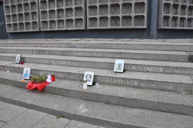 Bilder des Jahres 2022, News 06 Juni News Themen der Woche KW23 Berlin, Auto fährt in Menschenmenge, Eindrücke vom Ort des Geschehens am Tag danach Pictures and candles lay in the center of Berlin, Germany, June 9, 2022. On Wednesday June 8, a 29-year-old man drove his car into a group of students killing their teacher and crash into a store. (CTKxPhoto AlesxZapotocky) CTKPhotoP2022060904634  ZPT 3k