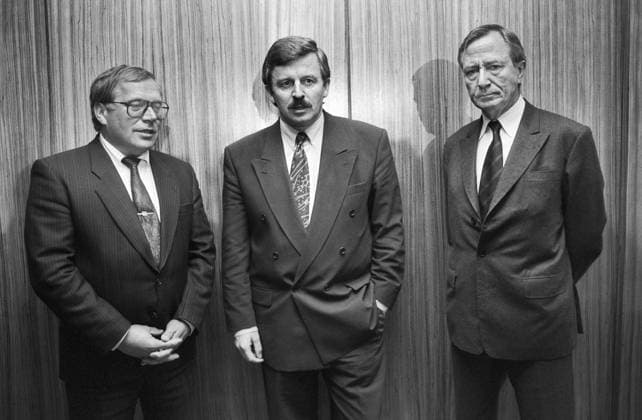 Deutschland, Bonn, 02.10.1991. Archiv.: 28-80-22 Wirtschaftsgespraech Kohlepolitik Foto: Bundeswirtschaftsminister Juergen Moellemann, Hans Berger, Vorsitzender der Gewerkschaft Bergbau und Energie (li) und Dr. Heinz Horn, Vorstandsvorsitzender der Ruhrkohle AG und Vorstandsvorsitzender des Gesamtverbandes des deutschen Steinkohlebergbaus Wirtschaftsgespraech Kohlepolitik *** Germany, Bonn, 02 10 1991 Archive 28 80 22 Economic Discussion Coal Policy Photo Federal Minister of Economics Juergen Moellemann, Hans Berger, Chairman of the Mining and Energy Trade Union li and Dr Heinz Horn, Chairman of the Board of Ruhrkohle AG and Chairman of the Board of the German Coal Mining Association Economic Discussion Coal Policy