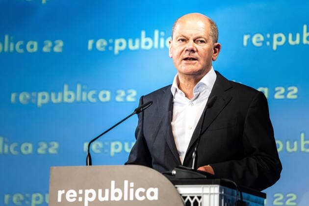 News Bilder des Tages re:publica Berlin 2022 Olaf Schulz, Bundeskanzler der Bundesrepublik Deutschland, auf der re:publica Berlin 2022, die fuÌˆnfzehnte Ausgabe des Festivals fuÌˆr die digitale Gesellschaft am Donnerstag, dem 09. Juni 2022 in der Arena Berlin und dem Festsaal Kreuzberg in Berlin, Deutschland. +++ Olaf Scholz, Chancellor of Germany at the re:publica Berlin 2022, the fifteenth edition of the festival for digital society on Thursday June 09th 2022 at the Arena Berlin and the Festsaal Kreuzberg in Berlin, Germany. Berlin Berlin Germany Copyright: xLeoxSchulzx