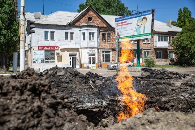 News Themen der Woche KW23 LUGANSK, LUGANSK PEOPLE S REPUBLIC â€“ JUNE 9, 2022: Flames from a gas pipeline damaged by shelling from Uragan multiple rocket launchers. The Russian Armed Forces are carrying out a special military operation in Ukraine in response to requests from the leaders of the Donetsk People s Republic and Lugansk People s Republic for help. Alexander Reka TASS  TS134933