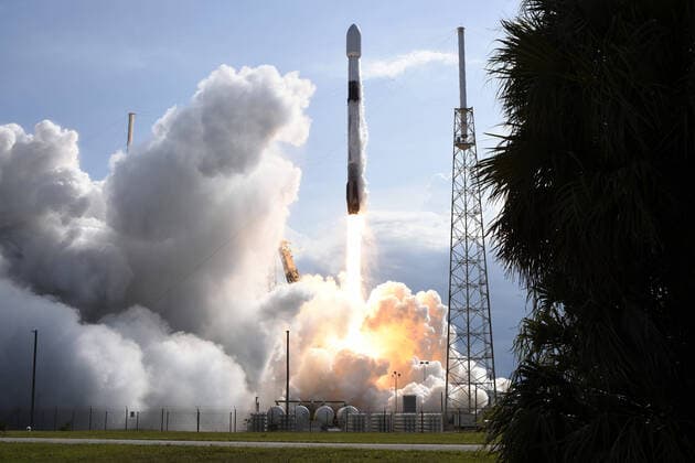 News Themen der Woche KW23 A SpaceX Falcon 9 rocket boosts Nilesat 301 from Complex 40 at 5:04 PM from the Cape Canaveral Space Force Station, Florida, on Wednesday, June 8, 2022. Nilesat will provide communications services for Egypt and the Mid East region.  CCP202206080054 JOExMARINO
