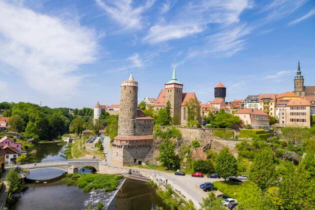 Bautzner Altstadt Die Stadt liegt an der Spree und ist Kreissitz des nach ihr benannten Landkreises Bautzen. Mit rund 40.000 Einwohnern ist Bautzen zugleich die größte Stadt des Kreises und die zweitgrößte der Oberlausitz sowie deren historische Hauptstadt. Obwohl in der Stadt im sorbischen Siedlungsgebiet selbst nur eine sorbische Minderheit von 5 bis 10 % der Bevölkerung wohnt, ist sie das politische und kulturelle Zentrum der Sorben. Bautzen Sachsen GERMANY *** Bautzen Old Town The city is located on the Spree River and is the district seat of the Bautzen County, which is named after it With a population of about 40,000, Bautzen is both the largest city in the county and the second largest in Upper Lusatia, as well as its histori