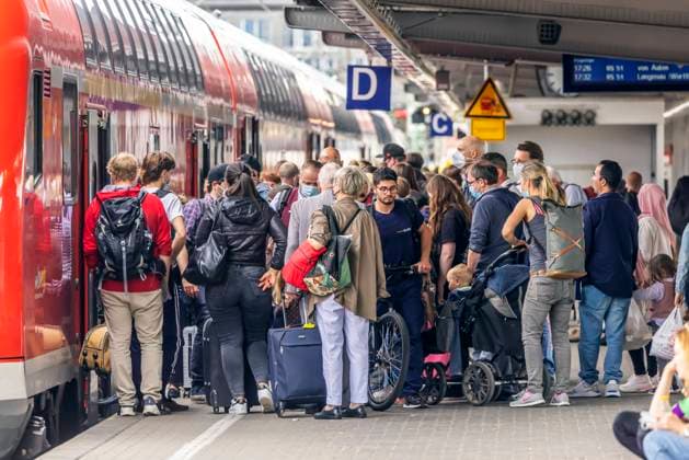Nicht nur an Feiertagen und an Wochenenden ist das 9-Euro-Ticket beliebt. Auch werktags sind viele Züge und Bahnhöfe wie hier in Ulm voll. 09.06.2022: Deutschland, Baden-Württemberg, Ulm. *** The 9 Euro ticket is not only popular on public holidays and weekends. Many trains and stations are also full on weekdays, as here in Ulm 09 06 2022 Germany, Baden Württemberg, Ulm