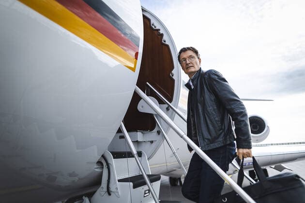 Karl Lauterbach (SPD), Bundesminister fuer Gesundheit, steigt am Flughafen Berlin in eine Global der Flugbereitschaft der Bundeswehr. Lauterbach fliegt nach Polen, um von dort mit dem Auto weiter in die Ukraine zu fahren. Berlin Deutschland *** Karl Lauterbach SPD , Federal Minister of Health, boards a Global of the Bundeswehr Air Force at Berlin Airport Lauterbach flies to Poland, from where he continues by car to Ukraine Berlin Germany Copyright: xThomasxKoehler photothek.dex