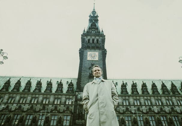 ARCHIVFOTO: Seinen 85. Geburtstag feiert der Politiker Hans-Ulrich KLOSE am 14. Juni 2022, Hans-Ulrich KLOSE, Deutschland, Politiker, SPD, Innensenator der Freien und Hansestadt Hamburg, halbe Figur, steht vor dem Hamburger Rathaus, Querformat, 08.02.1974 *** ARCHIVE PHOTO The politician Hans Ulrich KLOSE celebrates his 85th birthday on 14 June 2022, Hans Ulrich KLOSE, Germany, politician, SPD, Senator of the Interior of the Free and Hanseatic City of Hamburg, half figure, standing in front of the Hamburg City Hall, landscape format, 08 02 1974