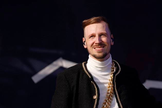 Rapper Alligatoah bei Rock am Ring 2022. Knapp 90.000 Besucher bejubeln in diesem Jahr die Auftritte von etwa 70 Bands. Rock am Ring ist ein von Marek Lieberberg gegründetes Musikfestival, das traditionell auf dem Nürburgring in der Nähe der Stadt Adenau in der Eifel stattfindet. Es gilt als das traditionsreichste Rockfestival Deutschlands. Nürburg, 04.06.2022 Rheinland-Pfalz Deutschland *** Rapper Alligatoah at Rock am Ring 2022 Nearly 90,000 visitors will cheer the performances of about 70 bands this year Rock am Ring is a music festival founded by Marek Lieberberg that traditionally takes place at the Nürburgring near the town of Adenau in the Eifel region It is considered the most traditional rock festival in Germany Nürburg, 04 06 Copyright: xChristophxHardtx
