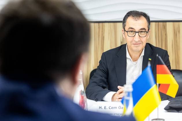 Ukraine-Krieg, Jahrestag der Invasion, Persönlichkeiten besuchen die Ukraine, Archivbilder News Themen der Woche KW23 News Bilder des Tages Bundesminister fuer Ernaehrung und Landwirtschaft Cem Oezdemir mit seinem ukrainischen Amtskollegen Mykola Solskyj in Kyiv, Ukraine, 10.06.2022. Kyiv Ukraine *** Federal Minister of Food and Agriculture Cem Oezdemir with his Ukrainian counterpart Mykola Solskyj in Kyiv, Ukraine, 10 06 2022 Kyiv Ukraine Copyright: xLeonxKuegeler photothek.dex