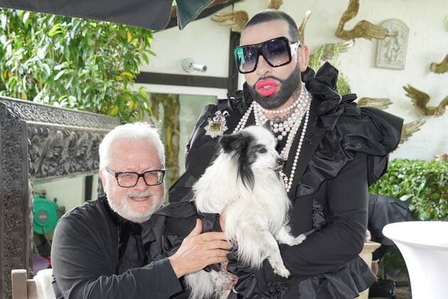 Star Dessigner Harald Gloeoeckler laedt zur Geburtstagsparty ins Chateau Pompoeoes. Heinz Dieter Schroth, Harald Gloeoeckler und Hund Billy King - Geburtstag im privaten Garten Star Dessigner Harald Gloeoeckler laedt zur Geburtstagsparty ins Chateau Pompoeoes. Deutschland, Kirchheim Weinstrasse, Garten Gloeoeckler, 30.05.2022 *** Star dessigner Harald Gloeoeckler invites to birthday party at Chateau Pompoeoes Heinz Dieter Schroth, Harald Gloeoeckler and dog Billy King birthday in private garden Star dessigner Harald Gloeoeckler invites to birthday party at Chateau Pompoeoes Germany, Kirchheim Weinstrasse, garden Gloeoeckler, 30 05 2022 SP_GHR