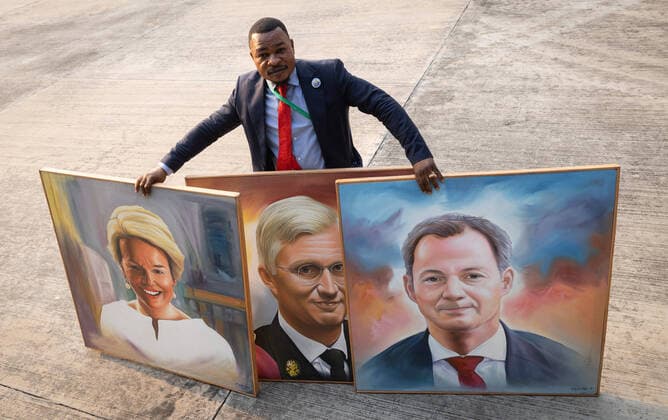 Bilder des Jahres 2022, News 06 Juni News Themen der Woche KW23 DR Congo goverment staff member shows painting of Queen Mathilde of Belgium, King Philippe - Filip of Belgium and Prime Minister Alexander De Croo before to take off from Kinshasa to Lubumbashi during an official visit of the Belgian Royal couple to the Democratic Republic of Congo, Friday 10 June 2022, in Lubumbashi. The Belgian King and Queen will be visiting Kinshasa, Lubumbashi and Bukavu from June 7th to June 13th.  BENOITxDOPPAGNE 36255741