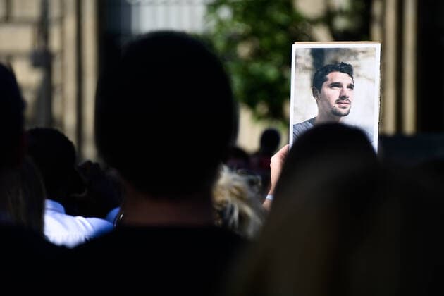 Bilder des Jahres 2022, News 06 Juni News Themen der Woche KW23 News Bilder des Tages Ukraine Konflikt, Trauer um getöteten französischen Journalisten Frederic Leclerc-Imhoff in Paris Hommage a FrÃ dÃ ric Leclerc Imhoff ( journaliste francais tuÃ en Ukraine ) - Illustration NEWS : Hommage au journaliste francais tue en Ukraine - Paris - 10 06 2022 FedericoPestellini Panoramic 
