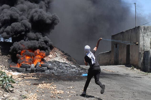 News Themen der Woche KW23 News Bilder des Tages June 10, 2022, Nablus, West bank, Palestine: A Palestinian protester hurls stones at the Israeli soldiers, during the demonstration against Israeli settlements in the village of Kafr Qaddoum near the West Bank city of Nablus. Nablus Palestine - ZUMAs197 20220610_zaa_s197_082 Copyright: xNasserxIshtayehx