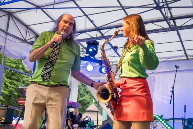 Saenger Guildo Horn und Saxofonistin Mademoiselle Gazelle am 10.06.2022 beim Konzert von Guildo Horn und seiner Band Die Orthopaedischen Struempfe auf der Buehne der Berliner Steglitzer Woche Guildo Horn Konzert - Berlin