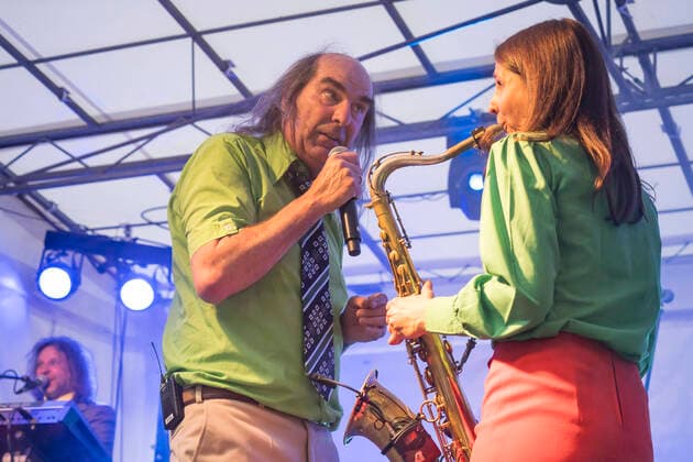 Saenger Guildo Horn und Saxofonistin Mademoiselle Gazelle am 10.06.2022 beim Konzert von Guildo Horn und seiner Band Die Orthopaedischen Struempfe auf der Buehne der Berliner Steglitzer Woche Guildo Horn Konzert - Berlin