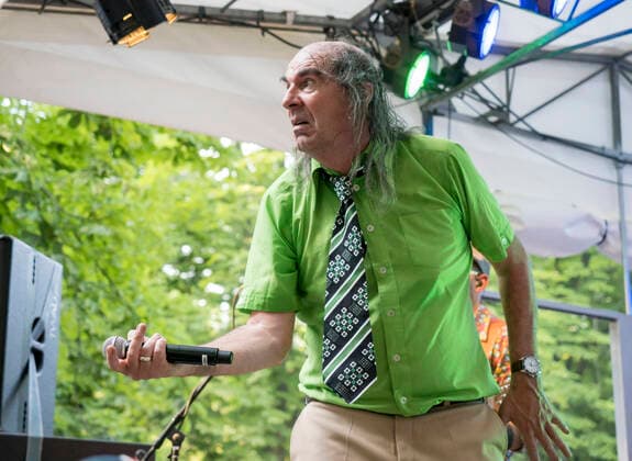 Entertainment Bilder des Tages Saenger Guildo Horn am 10.06.2022 beim Konzert von Guildo Horn und seiner Band Die Orthopaedischen Struempfe auf der Buehne der Berliner Steglitzer Woche Guildo Horn Konzert - Berlin