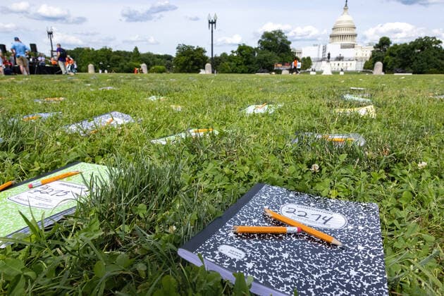 Bilder des Jahres 2022, News 06 Juni News Themen der Woche KW23 News Bilder des Tages Gun Safety Rally And Display At U.S. Capitol 2,280 notebooks and broken pencils are seen laid out on the National Mall in Washington, D.C. by the Brady organization, representing children who have been killed by gun violence during stalled congressional action on June 10, 2022. Washington, D.C. D.C. United States  Copyright: xBryanxOlinxDozierx originalFilename: dozier-gunsafet220610_npWIT.jpg
