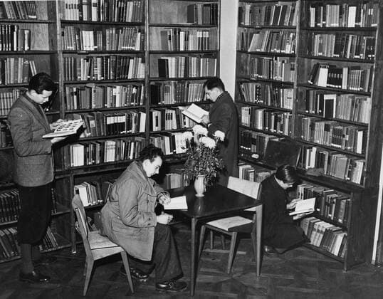 The large library contains books of any field and is a special attraction for students in Graz. 1062_05_M_-11739-