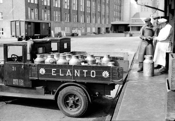Finland History - Elannon s milk car and dairy staff at the loading dock. Behind the Elona bread factory. ca. 1920s or 1930s Helsinki 1062_05_M_-11784-