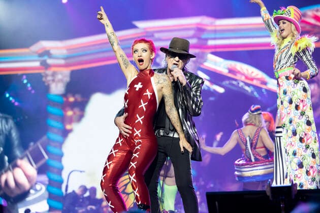 Saenger, Musiker Udo LINDENBERG (re.) mit Taenzerin Gemma CASSERLY (li.), bei seinem Konzert in der L A N X E S S - A R E N A in Koeln, am 10.06.2022,
