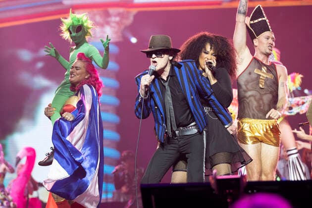 Saenger, Musiker Udo LINDENBERG (mi.) mit Saengerin Nathalie DORRA (re.) beim Song Candy Jane, bei seinem Konzert in der L A N X E S S - A R E N A in Koeln, am 10.06.2022,