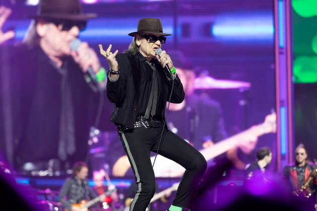 Saenger, Musiker Udo LINDENBERG (mi.), tanzend, bei seinem Konzert in der L A N X E S S - A R E N A in Koeln, am 10.06.2022,