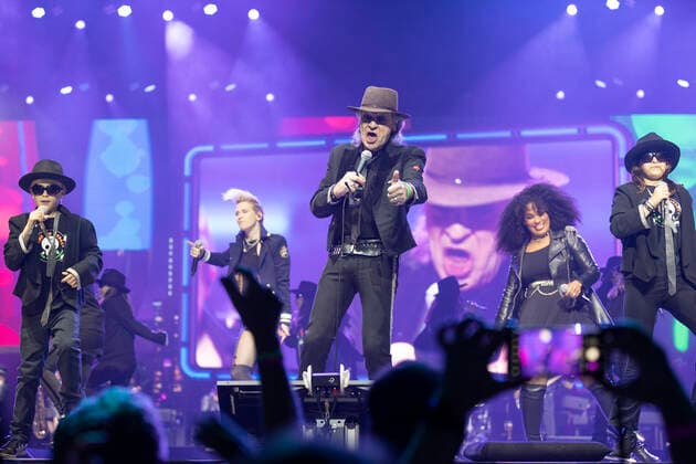 Saenger, Musiker Udo LINDENBERG (mi.) mit Saengerin Ina Deine Cousine BREDEHORN (li.) und Saengerin Nathalie DORRA (re.) und Chor Kids on Stage, bei seinem Konzert in der L A N X E S S - A R E N A in Koeln, am 10.06.2022,