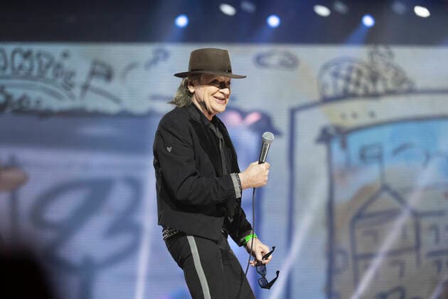 Saenger, Musiker Udo LINDENBERG (mi.) mit Freude, Lachen, bei seinem Konzert in der L A N X E S S - A R E N A in Koeln, am 10.06.2022,